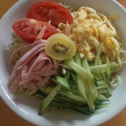 今日のランチにみかんの代わりにキウイを入れて作ったよ♪真ん中にど～んっと乗っているの＾＾野菜とフルーツのさっぱり冷やし中華美味しくって進んだわ～ご馳走様でした♡